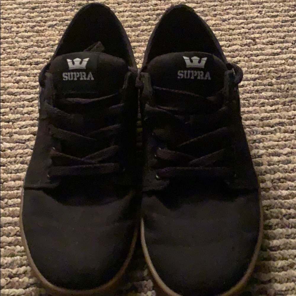 10.5 Black Supras and a brown sole.